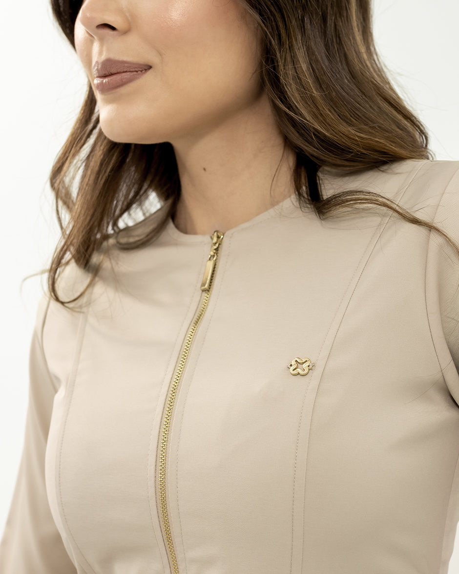 bata medica uniforme antifluido elegante beige para mujer